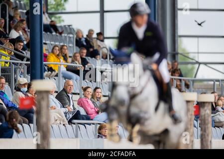 04. September 2020, Nordrhein-Westfalen, Aachen: Zuschauer verfolgen den Springwettbewerb mit Stechen beim Internationalen Springturnier Aachen. Foto: Rolf Vennenbernd/dpa Stockfoto