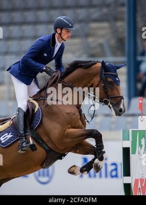 04. September 2020, Nordrhein-Westfalen, Aachen: Daniel Deusser, ein Springpferd aus Deutschland, springt beim Springsport beim Internationalen Springwettbewerb Aachen mit einem Stechen auf seinem Pferd Calisto Blue über ein Hindernis. Foto: Rolf Vennenbernd/dpa Stockfoto