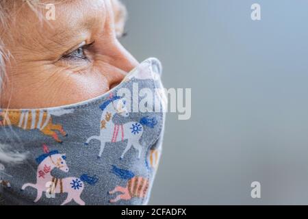 04. September 2020, Nordrhein-Westfalen, Aachen: Eine Frau trägt einen Mund- und Nasenschutz mit Pferden beim Internationalen Jumping-Wettbewerb Aachen. Foto: Rolf Vennenbernd/dpa Stockfoto