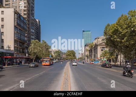 Auto- und Fußgängerverkehr auf der Avenue Libertador Bernardo O Higgins, Santiago, Chile Stockfoto