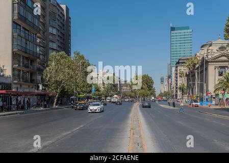 Auto- und Fußgängerverkehr auf der Avenue Libertador Bernardo O Higgins, Santiago, Chile Stockfoto