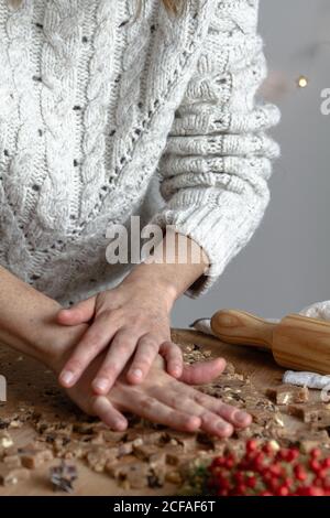 Anonyme Dame, die Kekse mit Blechform zum Backen vorbereitet Stockfoto