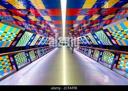 Die Künstlerin Camille Walala verwandelt die Adams Plaza Bridge in Canary Wharf im Rahmen des London Mural Festival 2020, London, Großbritannien Stockfoto