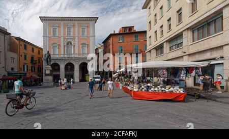 Menschen in einem Souvenirladen im Freien auf der Piazza Garibaldi in Pisa, Italien Stockfoto