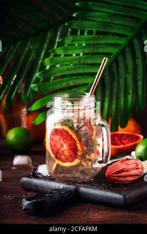 Sommerlich kaltes Softdrink mit roter Orange, Limonade, Zitrusfruchtsaft und Chiasamen. Gesundes Fitness-Getränk. Zutaten für das Kochen auf Holztisch backgr Stockfoto