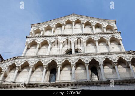 Drei Orden von typisch Pisane gotischen Loggien der Kirche San Michele in Borgo in Pisa, Italien Stockfoto