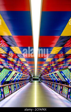 Die Künstlerin Camille Walala verwandelt die Adams Plaza Bridge in Canary Wharf im Rahmen des London Mural Festival 2020, London, Großbritannien Stockfoto