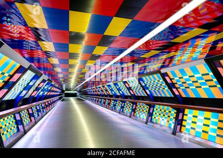 Die Künstlerin Camille Walala verwandelt die Adams Plaza Bridge in Canary Wharf im Rahmen des London Mural Festival 2020, London, Großbritannien Stockfoto