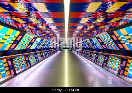 Die Künstlerin Camille Walala verwandelt die Adams Plaza Bridge in Canary Wharf im Rahmen des London Mural Festival 2020, London, Großbritannien Stockfoto