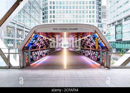 Die Künstlerin Camille Walala verwandelt die Adams Plaza Bridge in Canary Wharf im Rahmen des London Mural Festival 2020, London, Großbritannien Stockfoto