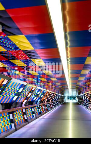 Die Künstlerin Camille Walala verwandelt die Adams Plaza Bridge in Canary Wharf im Rahmen des London Mural Festival 2020, London, Großbritannien Stockfoto