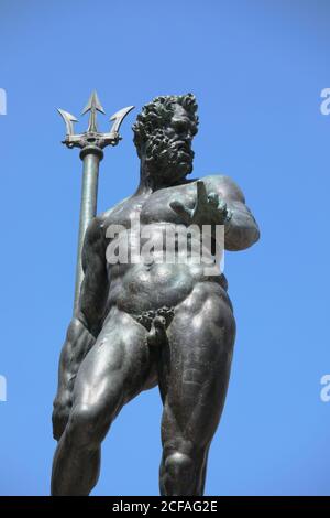 Neptun-Statue von Giambologna auf dem Neptunbrunnen in Bologna, Italien. Die Statue wurde 1567 fertig gestellt und an Ort und Stelle fixiert Stockfoto