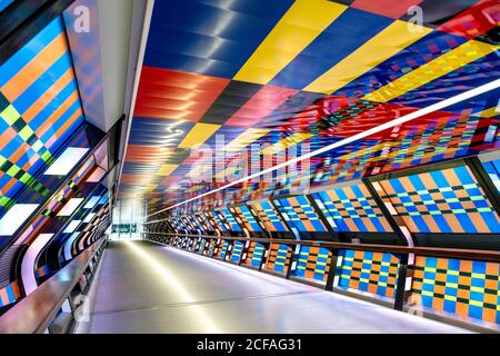 Die Künstlerin Camille Walala verwandelt die Adams Plaza Bridge in Canary Wharf im Rahmen des London Mural Festival 2020, London, Großbritannien Stockfoto
