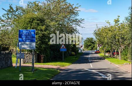 Warnschild am Bahnübergang der Hauptlinie der East Coast, Markle, East Lothian, Schottland, Großbritannien