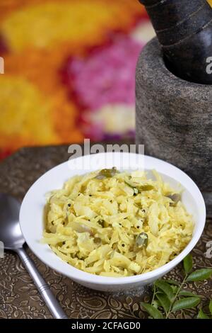 Kerala Kohl-Thoran-Gericht in einer weißen Schüssel serviert Stockfoto