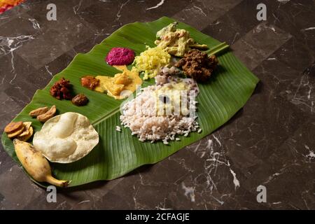 Kerala Spezielle Mahlzeiten auf einem Kochbananen Blatt speziell auf Onam, Vishu, Diwali und Hochzeiten serviert Stockfoto