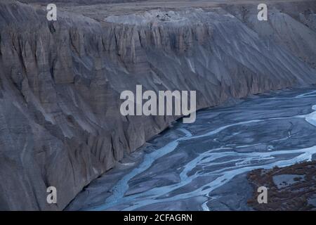 Abstrakte Muster und Texturen von Hügeln mit moderater Vegetation, Flüsse, Seen, Wolken und klaren Himmel der Höhe kalten Wüste - Spiti Vally. Stockfoto