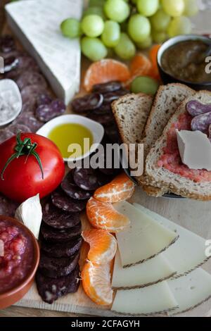 Draufsicht auf bunte frisches Obst Fleisch Gemüse und Saucen Für Wein im Hotel Stockfoto