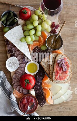 Draufsicht auf bunte frisches Obst Fleisch Gemüse und Saucen Für Wein im Hotel Stockfoto