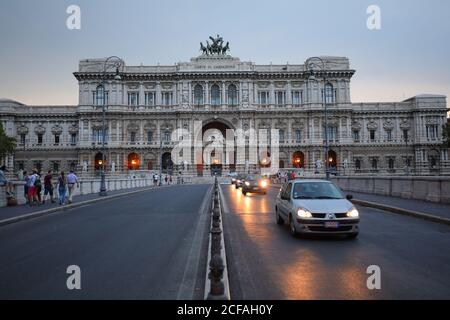 Nachtansicht des Justizpalastes in Rom, Italien. Der Palast ist der Sitz des Obersten Kassationsgerichts und der Judicial Public Library Stockfoto