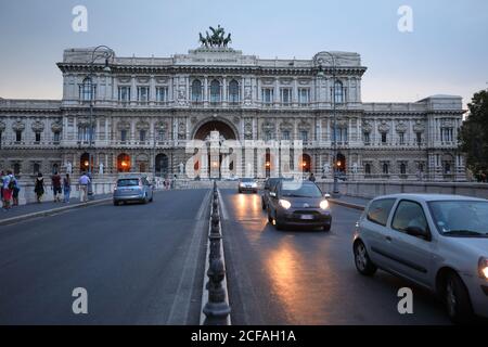 Nachtansicht des Justizpalastes in Rom, Italien. Der Palast ist der Sitz des Obersten Kassationsgerichts und der Judicial Public Library Stockfoto