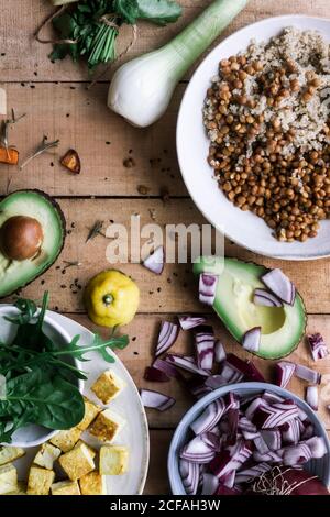 Verschiedene Gemüsesorten und Zutaten auf rustikalem Tisch Stockfoto