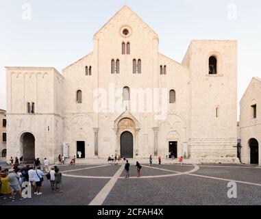 Touristen in der Basilica di San Nicola in Bari, Apulien, Italien Stockfoto