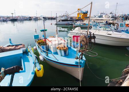 Griechische Fischerboote werden in Ayia Napa Hafen, Zypern vertäut Stockfoto