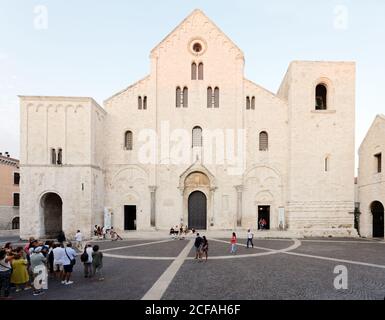 Touristen in der Basilica di San Nicola in Bari, Apulien, Italien Stockfoto