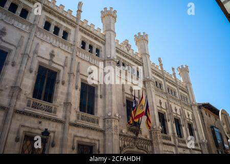 MALLORCA, SPANIEN - 17. Juli 2020: Palma, Mallorca, Spanien - 17. JULI 2020. Rathaus von Palma de Mallorca. Das historische Rathaus von Palma wurde in t gebaut Stockfoto