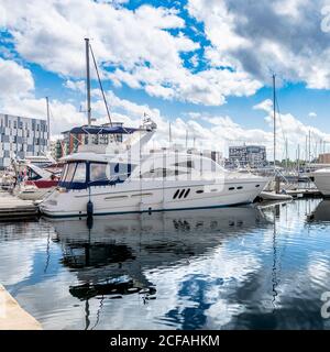 Ipswich Waterfront. Die Arche ist die Heimat der Universität von Suffolk, einem schwimmenden Museum mit Bibelgeschichten sowie Luxusyachten, Booten und Schnellbooten. Stockfoto