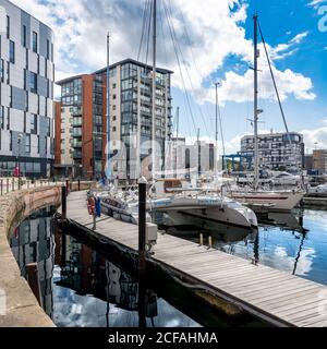 Ipswich Waterfront. Die Arche ist die Heimat der Universität von Suffolk, einem schwimmenden Museum mit Bibelgeschichten sowie Luxusyachten, Booten und Schnellbooten. Stockfoto