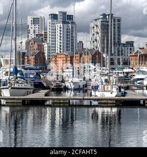 Ipswich Waterfront. Die Arche ist die Heimat der Universität von Suffolk, einem schwimmenden Museum mit Bibelgeschichten sowie Luxusyachten, Booten und Schnellbooten. Stockfoto