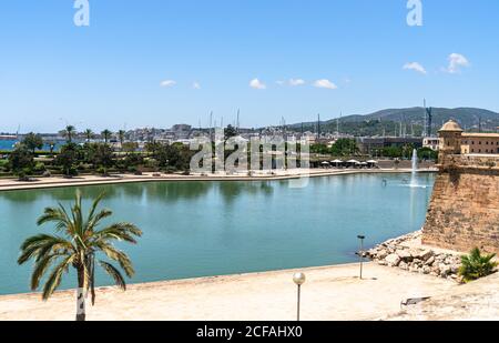 MALLORCA, SPANIEN - 17. Juli 2020: Palma, Mallorca, Spanien - 17. JULI 2020. Das schöne grüne Meer an der Kathedrale von Santa Maria von Palma La Seu Ort. Mit Stockfoto