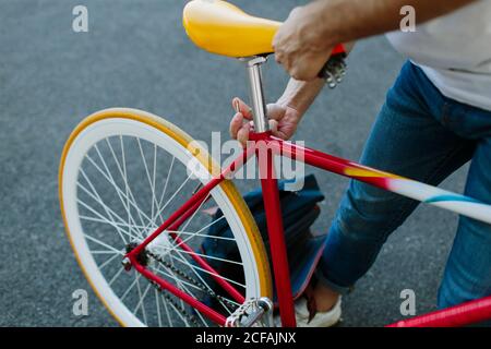 Nahaufnahme eines Mannes, der sein Fahrrad zum Reiten aufsetzt. Stockfoto