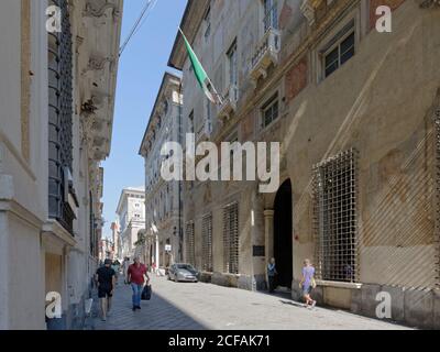 Genua, Italien - 6. August 2018: Menschen auf der Via Garibaldi, ehemals Le Strade Nuove. Stockfoto