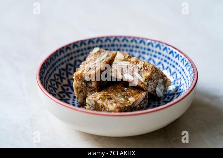 Rohe Bites, aromatisiert mit Datterobst, Kürbiskernen, Sonnenblumenkernen und Kokosnuss. Gesunde Bio-Snacks. Stockfoto
