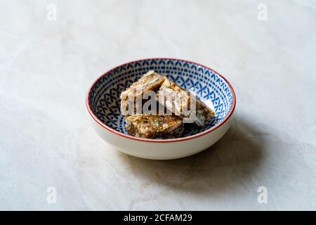 Rohe Bites, aromatisiert mit Datterobst, Kürbiskernen, Sonnenblumenkernen und Kokosnuss. Gesunde Bio-Snacks. Stockfoto
