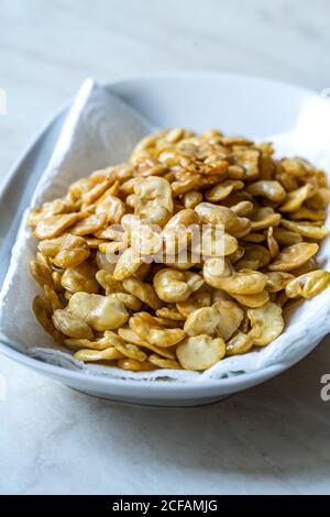 Hausgemachte Gebratene Salzig Geröstete Fava-Bohnen-Chips. Gesunde Bio-Snacks. Portugiesischer Stil mit Knoblauch. Resdy zu essen. Stockfoto