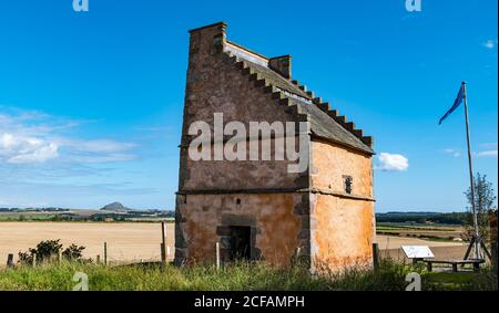 Alte Kalk gewaschen dovecot oder doocot, National Flag Heritage Centre im Sommer an sonnigen Tag, Athelstaneford, East Lothian, Schottland, Großbritannien Stockfoto