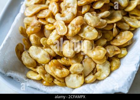 Hausgemachte Gebratene Salzig Geröstete Fava-Bohnen-Chips. Gesunde Bio-Snacks. Portugiesischer Stil mit Knoblauch. Resdy zu essen. Stockfoto