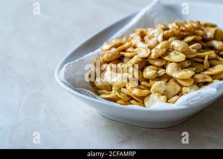 Hausgemachte Gebratene Salzig Geröstete Fava-Bohnen-Chips. Gesunde Bio-Snacks. Portugiesischer Stil mit Knoblauch. Resdy zu essen. Stockfoto