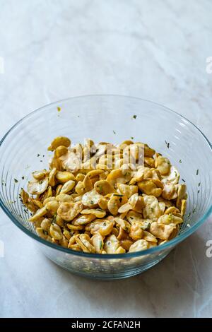 Hausgemachte Gebratene Salzig Geröstete Fava-Bohnen-Chips. Gesunde Bio-Snacks. Portugiesischer Stil mit Knoblauch. Resdy zu essen. Stockfoto