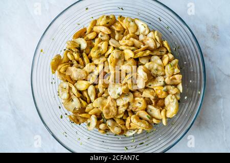 Hausgemachte Gebratene Salzig Geröstete Fava-Bohnen-Chips. Gesunde Bio-Snacks. Portugiesischer Stil mit Knoblauch. Resdy zu essen. Stockfoto