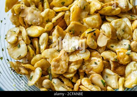 Hausgemachte Gebratene Salzig Geröstete Fava-Bohnen-Chips. Gesunde Bio-Snacks. Portugiesischer Stil mit Knoblauch. Resdy zu essen. Stockfoto