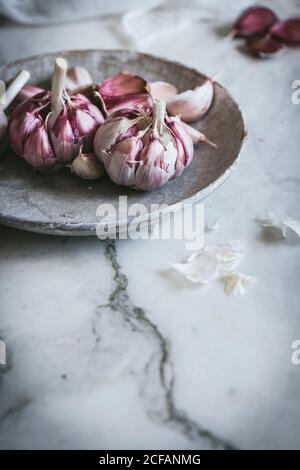 Nahaufnahme einer Platte mit rosa Knoblauch Stockfoto
