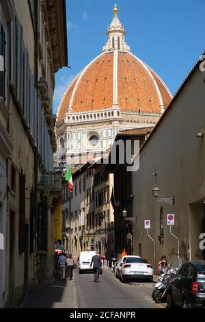 FLORENZ,ITALIEN - JULI 25,2017 : Straßenszene in der mittelalterlichen Stadt Florenz mit Blick auf die berühmte Domkuppel Stockfoto