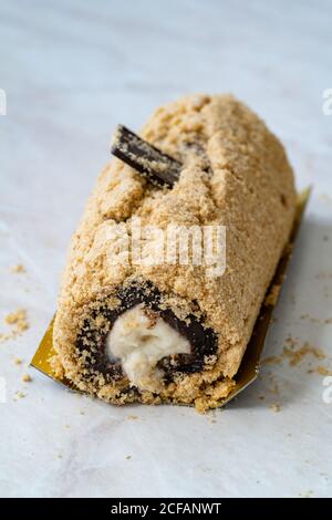 Arctic Cake Milky Roll Dessert mit Biskuitpulver und Banane. Bereit zu servieren und zu essen. Stockfoto