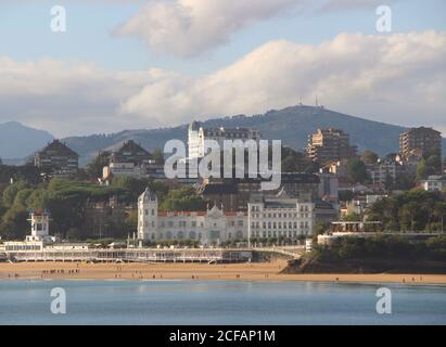 Erster Strand von Sardinero mit dem Casino, Hotel Real und Hotel Sardinero Küstengebiet in Santander Cantabria Spanien Morgen Sommersonne Stockfoto