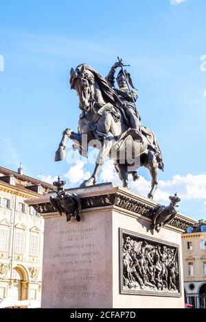 Das Reiterdenkmal von Emmanuel Philibert im Zentrum der Piazza San Carlo - Turin, Italien Stockfoto
